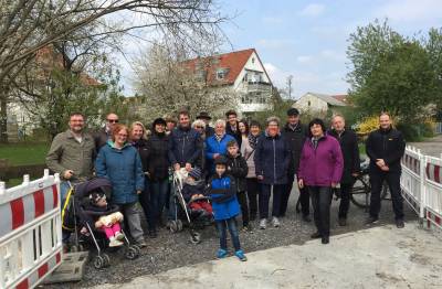 Ortsrundgang durch Kirchardt - Die Besuchergruppe am Brückenbauwerk Birkenabch